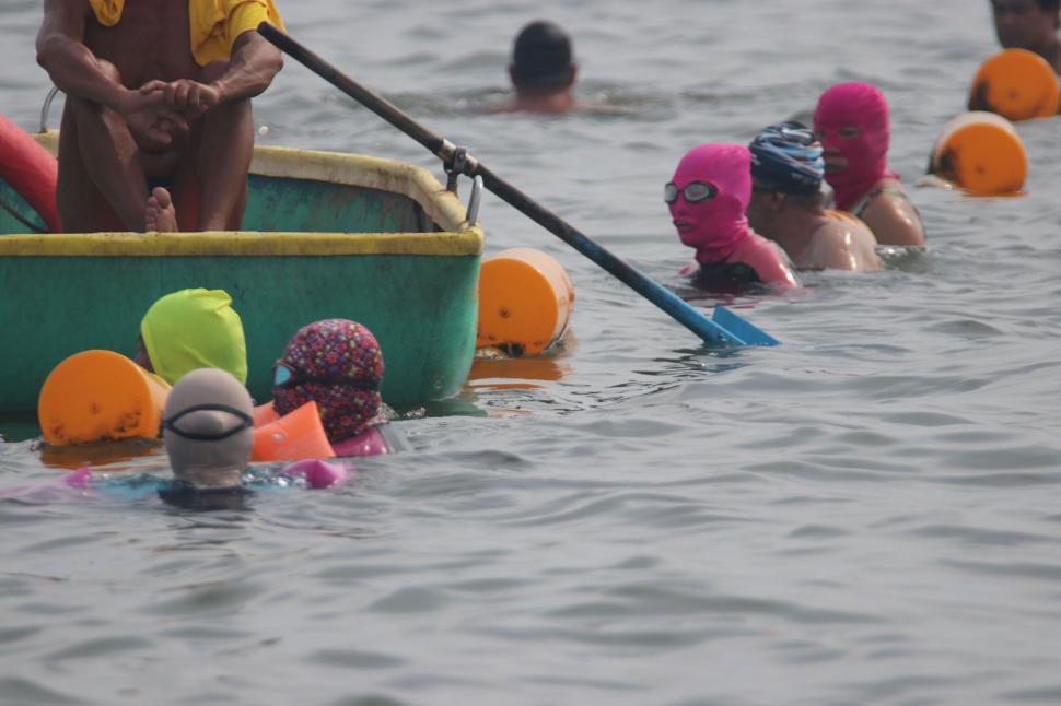 Tot mai mulți oameni vin și pe plajă cu facekini, cagula care protejează de efectele negative ale soarelui 1001735