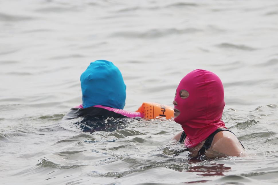 Tot mai mulți oameni vin și pe plajă cu facekini, cagula care protejează de efectele negative ale soarelui 1001742