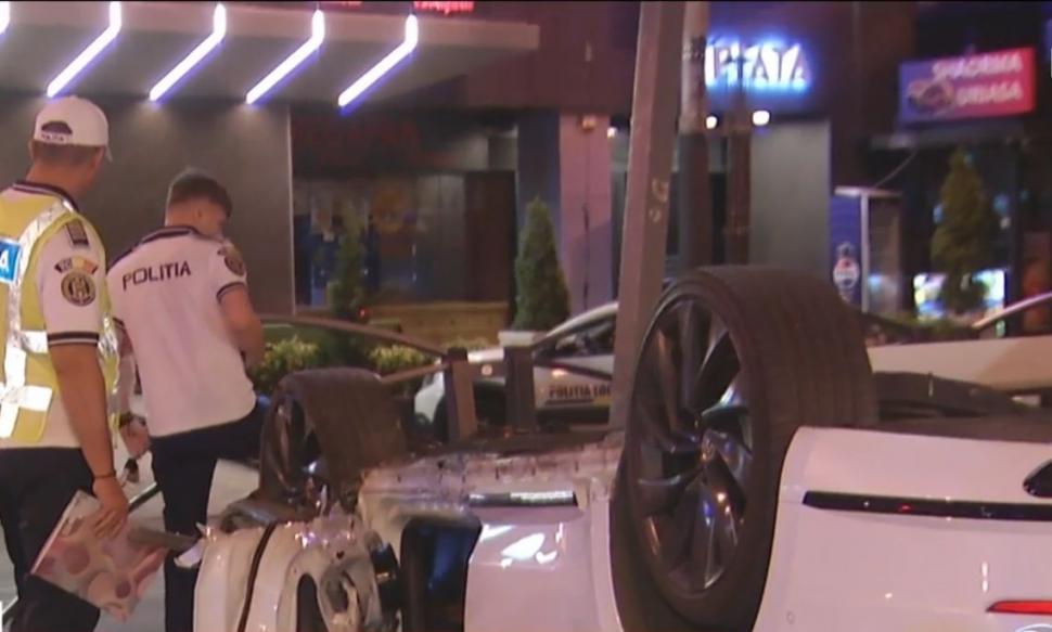 Un șofer a spulberat un refugiu de tramvai după o cursă în mare viteză cu un alt șofer pe străzile Capitalei: "Abia și-a spus numele" 1001697