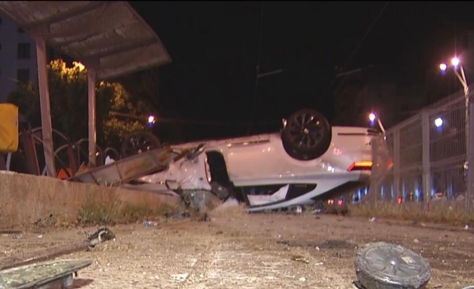 Un șofer a spulberat un refugiu de tramvai după o cursă în mare viteză cu un alt șofer pe străzile Capitalei: "Abia și-a spus numele" 1001698