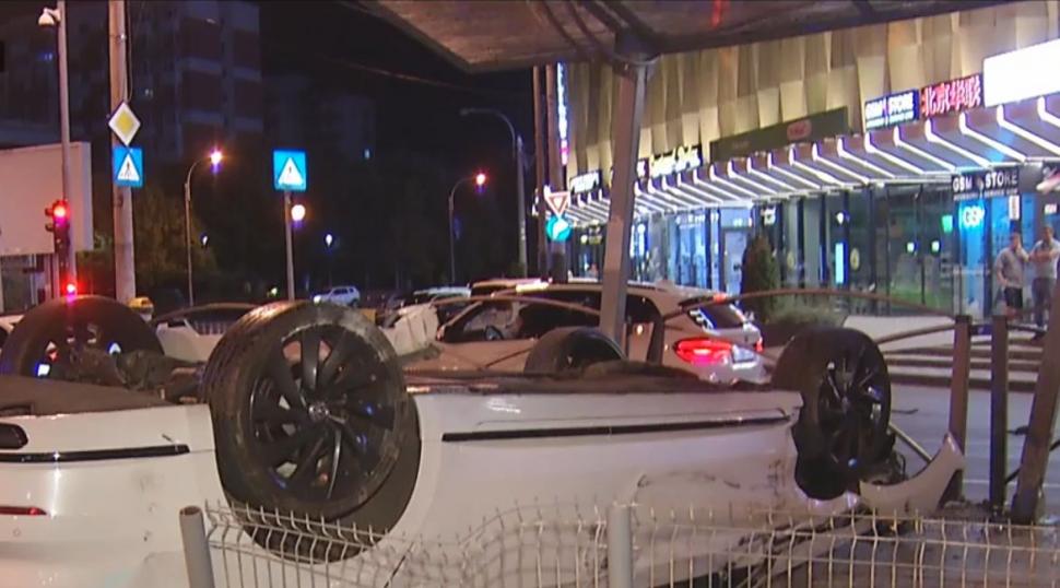 Un șofer a spulberat un refugiu de tramvai după o cursă în mare viteză cu un alt șofer pe străzile Capitalei: "Abia și-a spus numele" 1001701