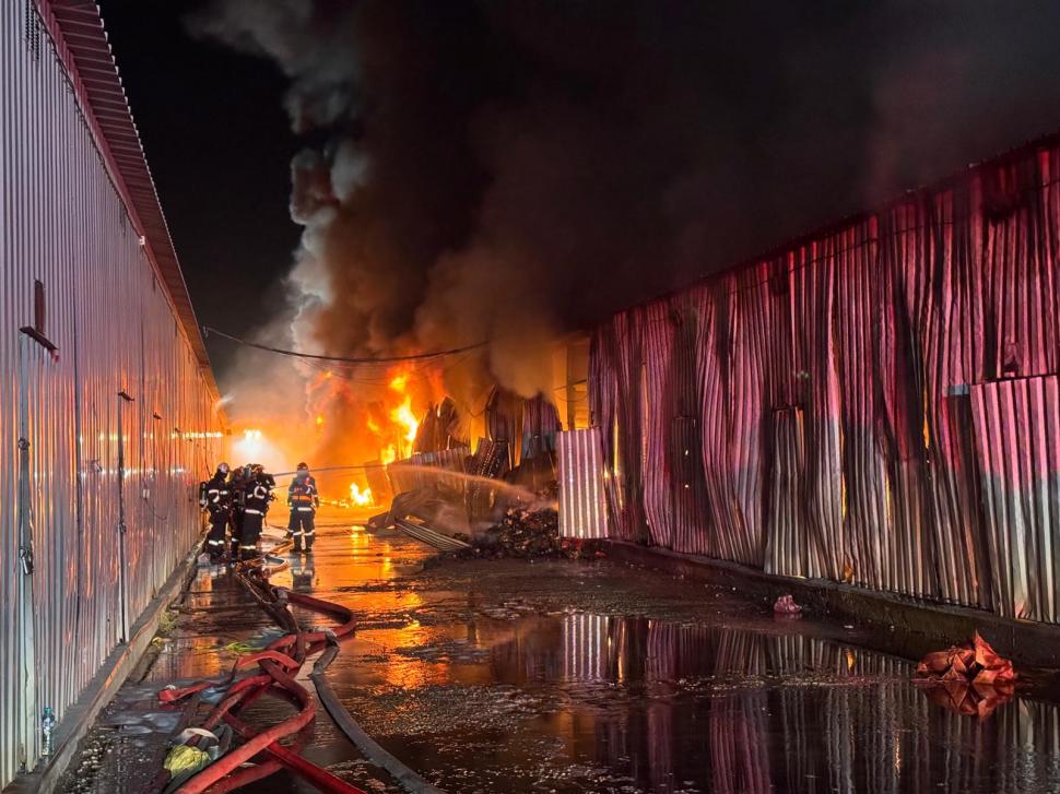 Cât de poluat a fost aerul din București, după incendiul de la Dragonul Roșu. Ministrul Mediului anunță valorile uriașe 1002190