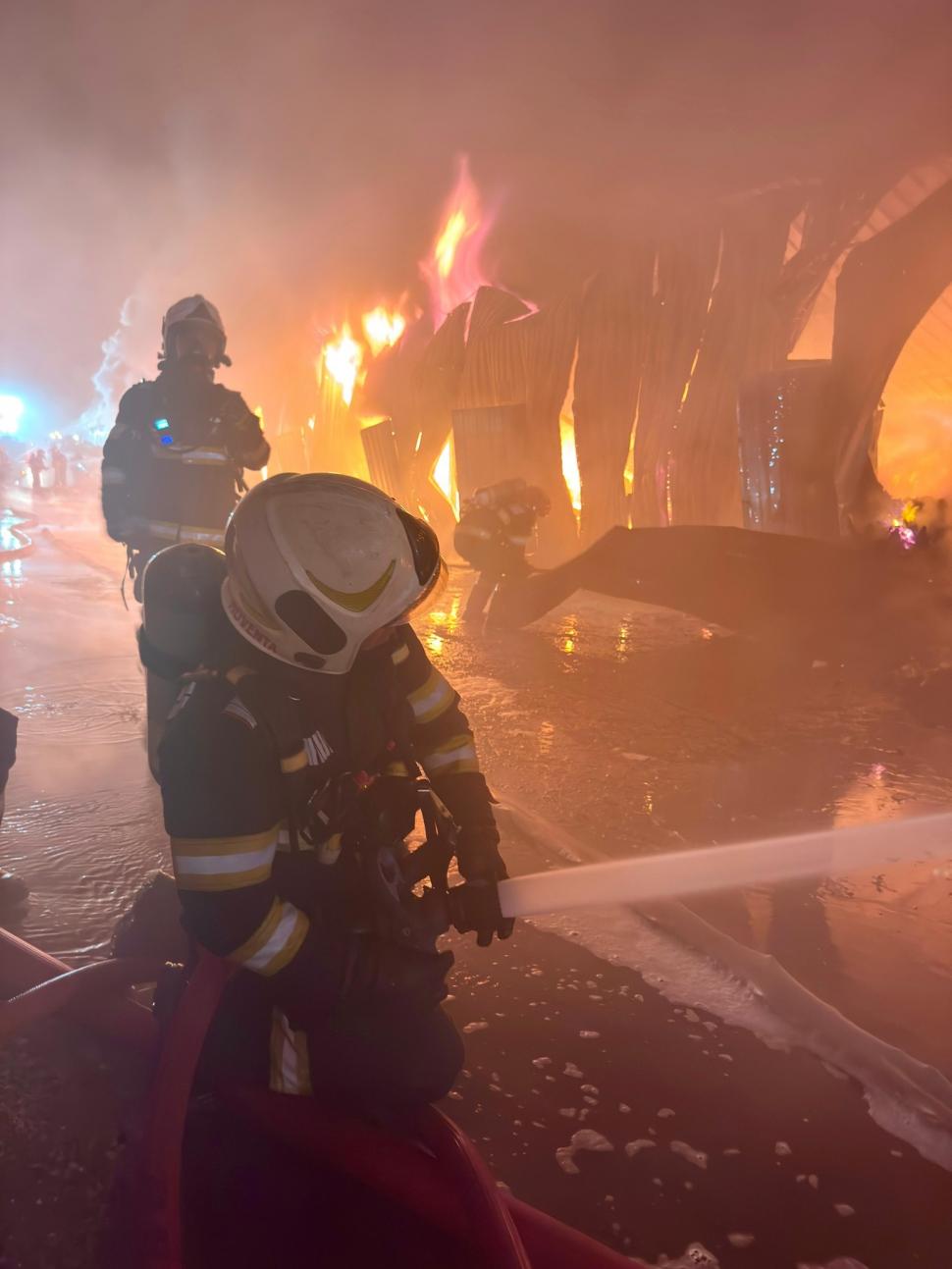 Cât de poluat a fost aerul din București, după incendiul de la Dragonul Roșu. Ministrul Mediului anunță valorile uriașe 1002194