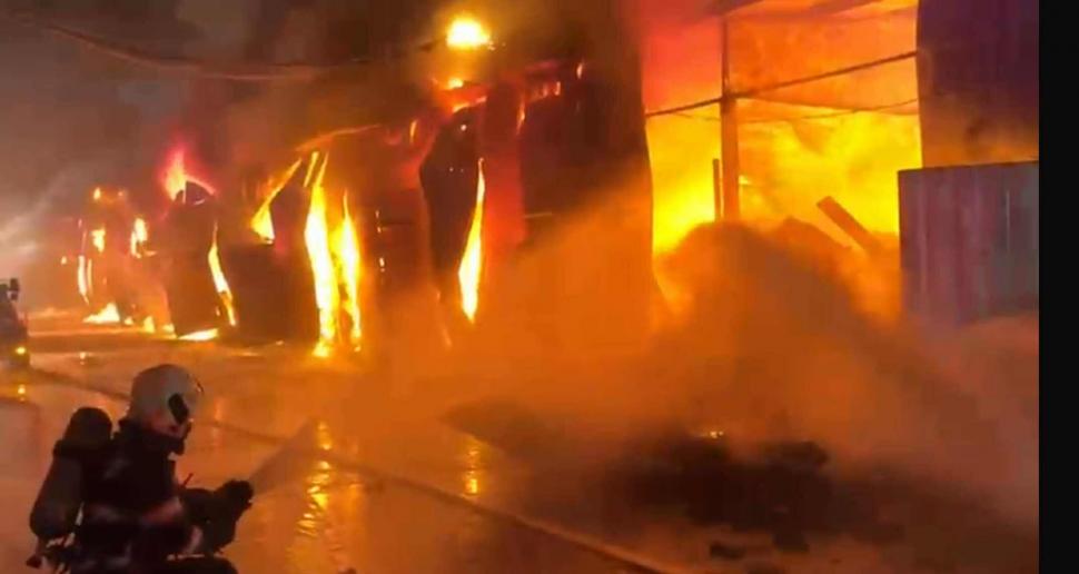 Cât de poluat a fost aerul din București, după incendiul de la Dragonul Roșu. Ministrul Mediului anunță valorile uriașe 1002199