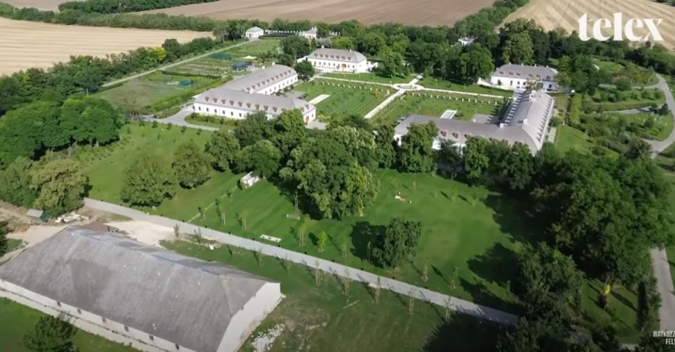 Imagini virale cu palatul lui Viktor Orban. Un deputat a intrat pe moșie și a filmat tot: „E un castel, luxul e în exces” 1002261