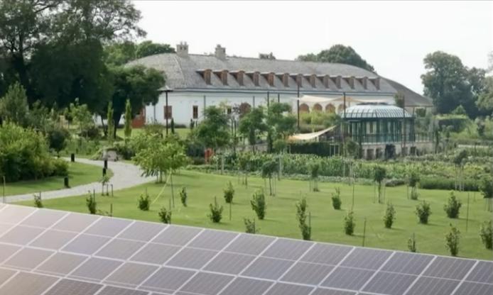 Imagini virale cu palatul lui Viktor Orban. Un deputat a intrat pe moșie și a filmat tot: „E un castel, luxul e în exces” 1002268