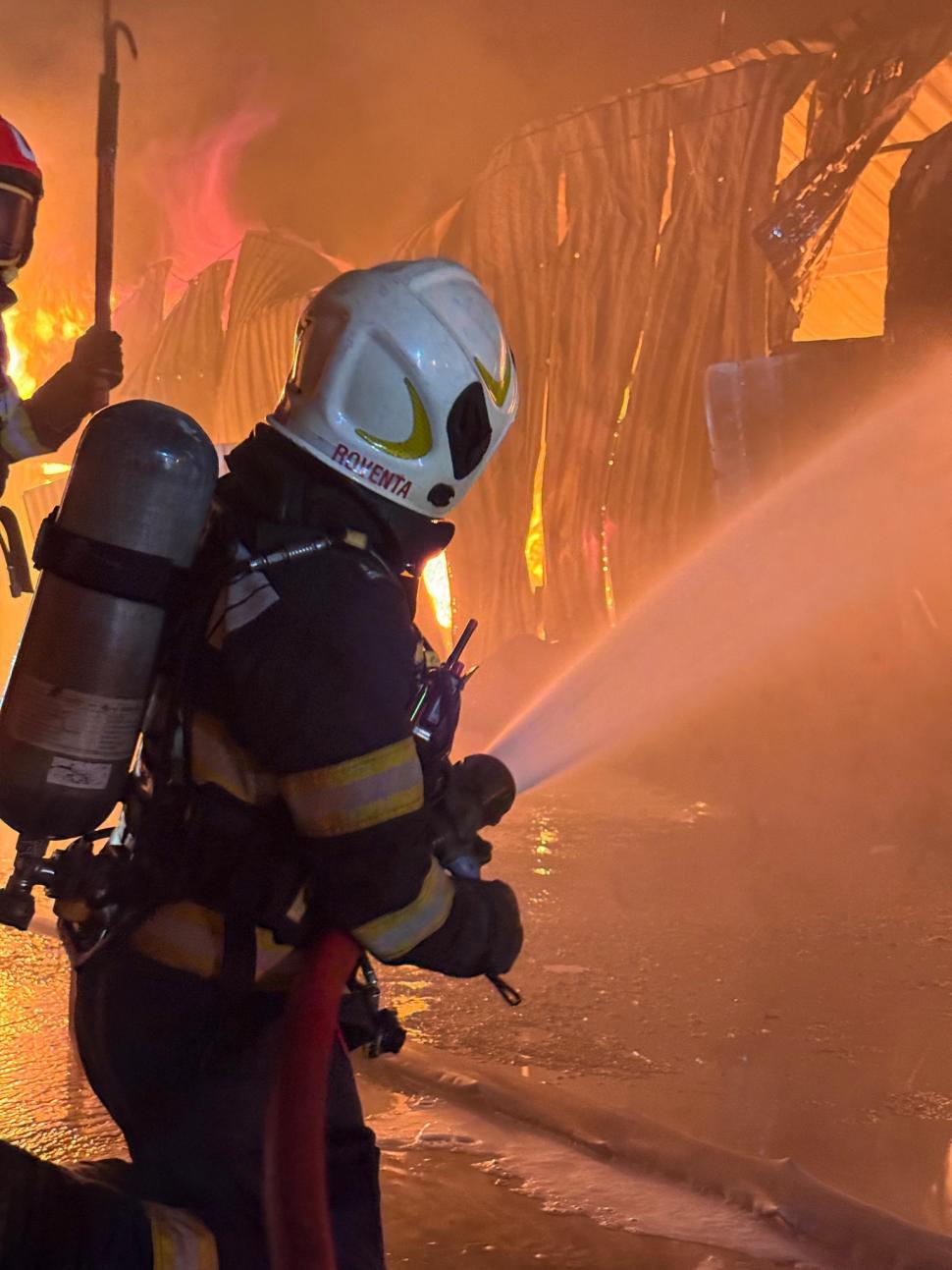 „Ne-a nenorocit”. Incendiul de la Dragonul Roșu a cuprins 3.800 metri pătrați și a ars toată marfa comercianților 1002002