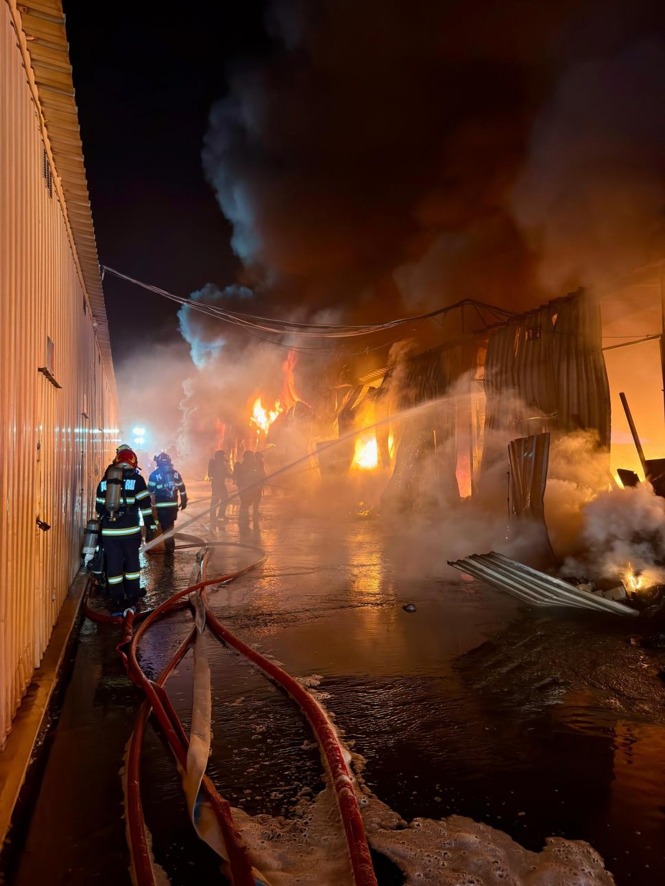 „Ne-a nenorocit”. Incendiul de la Dragonul Roșu a cuprins 3.800 metri pătrați și a ars toată marfa comercianților 1002004