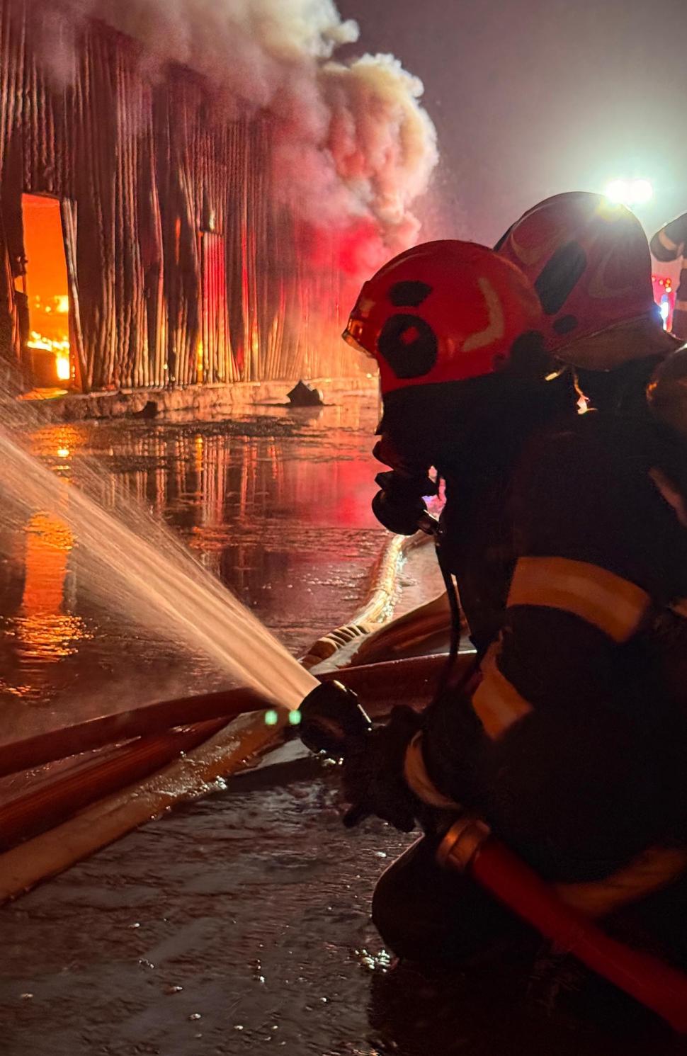 „Ne-a nenorocit”. Incendiul de la Dragonul Roșu a cuprins 3.800 metri pătrați și a ars toată marfa comercianților 1002005