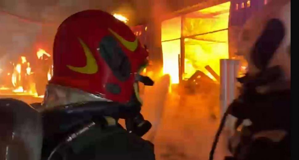 „Ne-a nenorocit”. Incendiul de la Dragonul Roșu a cuprins 3.800 metri pătrați și a ars toată marfa comercianților 1002008