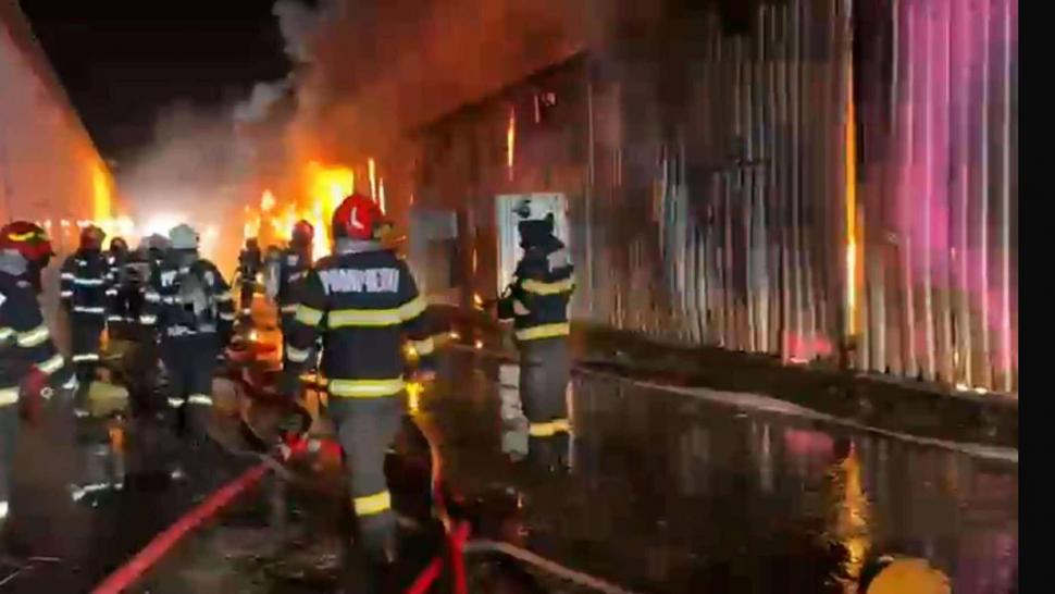 „Ne-a nenorocit”. Incendiul de la Dragonul Roșu a cuprins 3.800 metri pătrați și a ars toată marfa comercianților 1002012