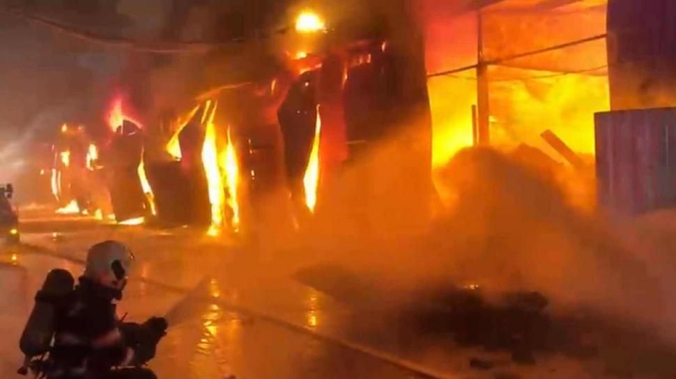 „Ne-a nenorocit”. Incendiul de la Dragonul Roșu a cuprins 3.800 metri pătrați și a ars toată marfa comercianților 1002013