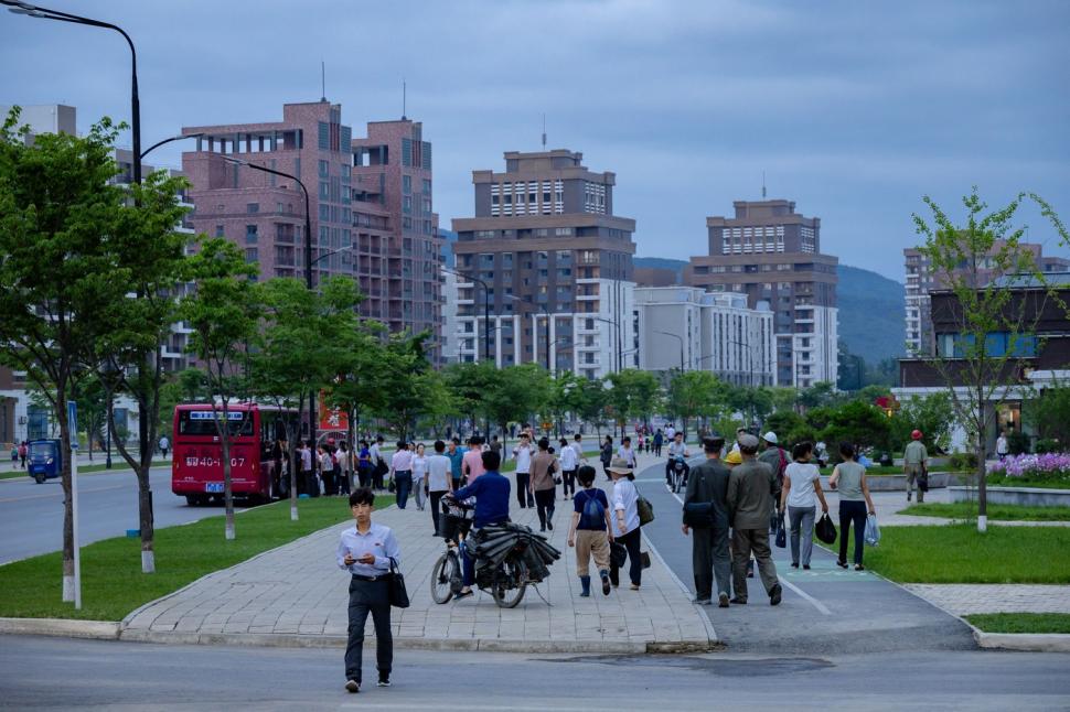 Noua fațadă lustruită a Coreei de Nord, cu aplicații mobile, plăți cu telefonul, UGG și un Starbucks fals 1002071