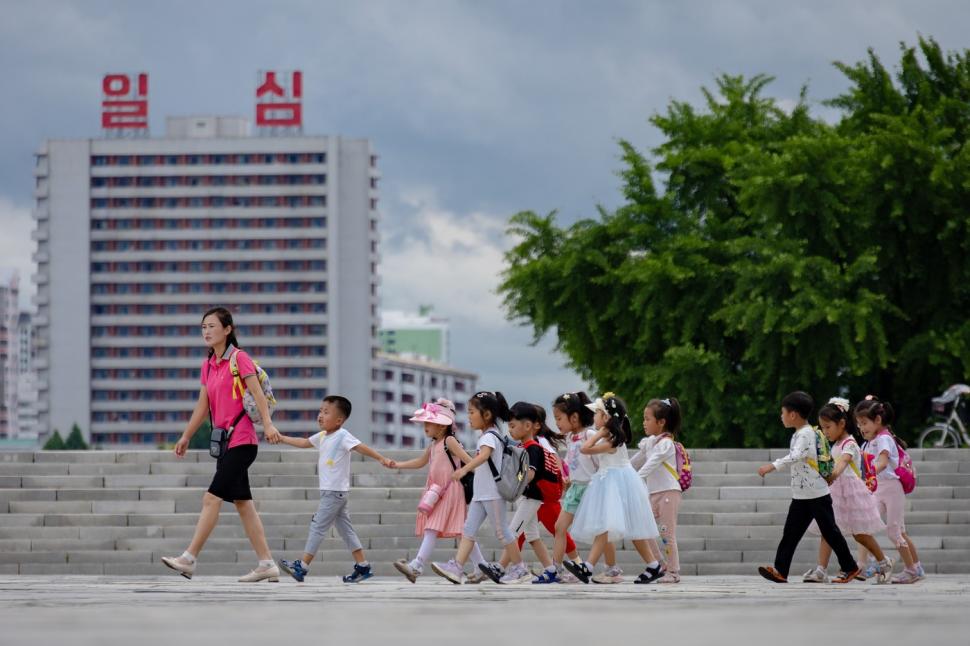 Noua fațadă lustruită a Coreei de Nord, cu aplicații mobile, plăți cu telefonul, UGG și un Starbucks fals 1002072