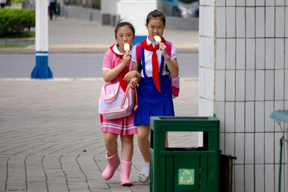 Noua fațadă lustruită a Coreei de Nord, cu aplicații mobile, plăți cu telefonul, UGG și un Starbucks fals 1002073