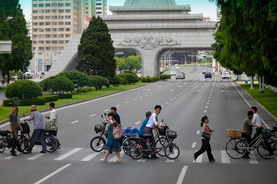 Noua fațadă lustruită a Coreei de Nord, cu aplicații mobile, plăți cu telefonul, UGG și un Starbucks fals 1002074