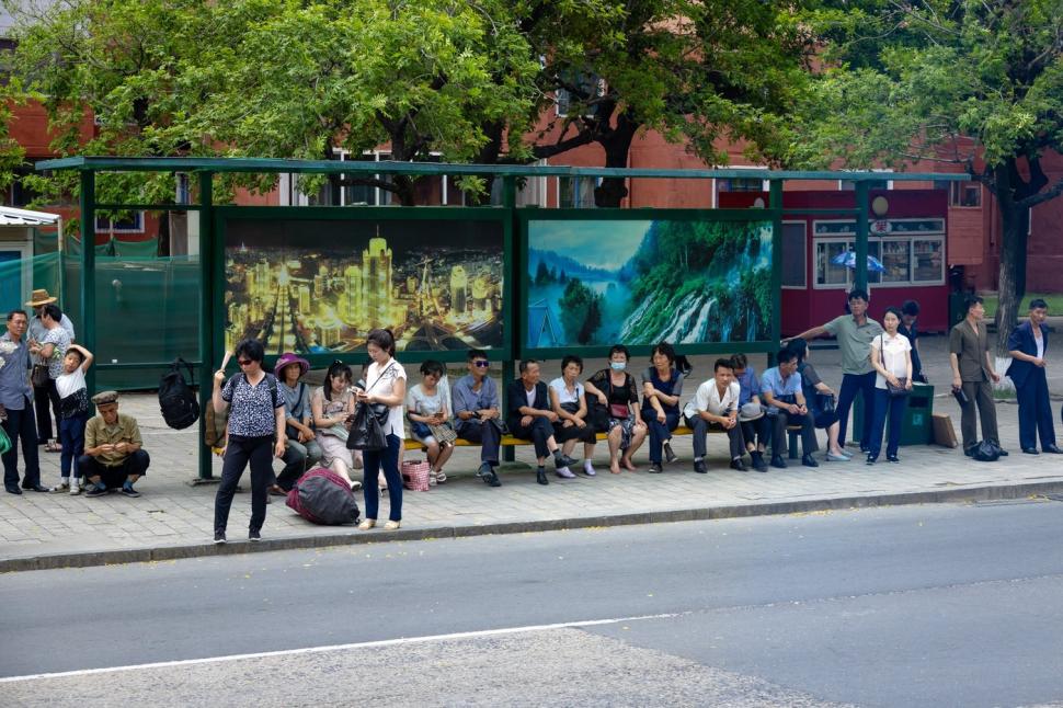 Noua fațadă lustruită a Coreei de Nord, cu aplicații mobile, plăți cu telefonul, UGG și un Starbucks fals 1002075