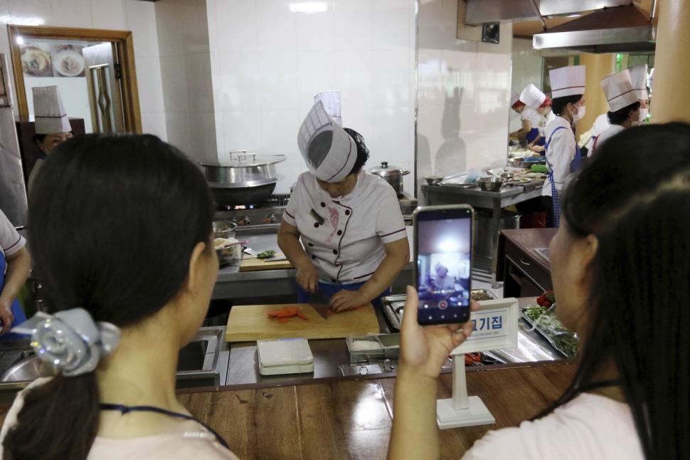 Noua fațadă lustruită a Coreei de Nord, cu aplicații mobile, plăți cu telefonul, UGG și un Starbucks fals 1002076