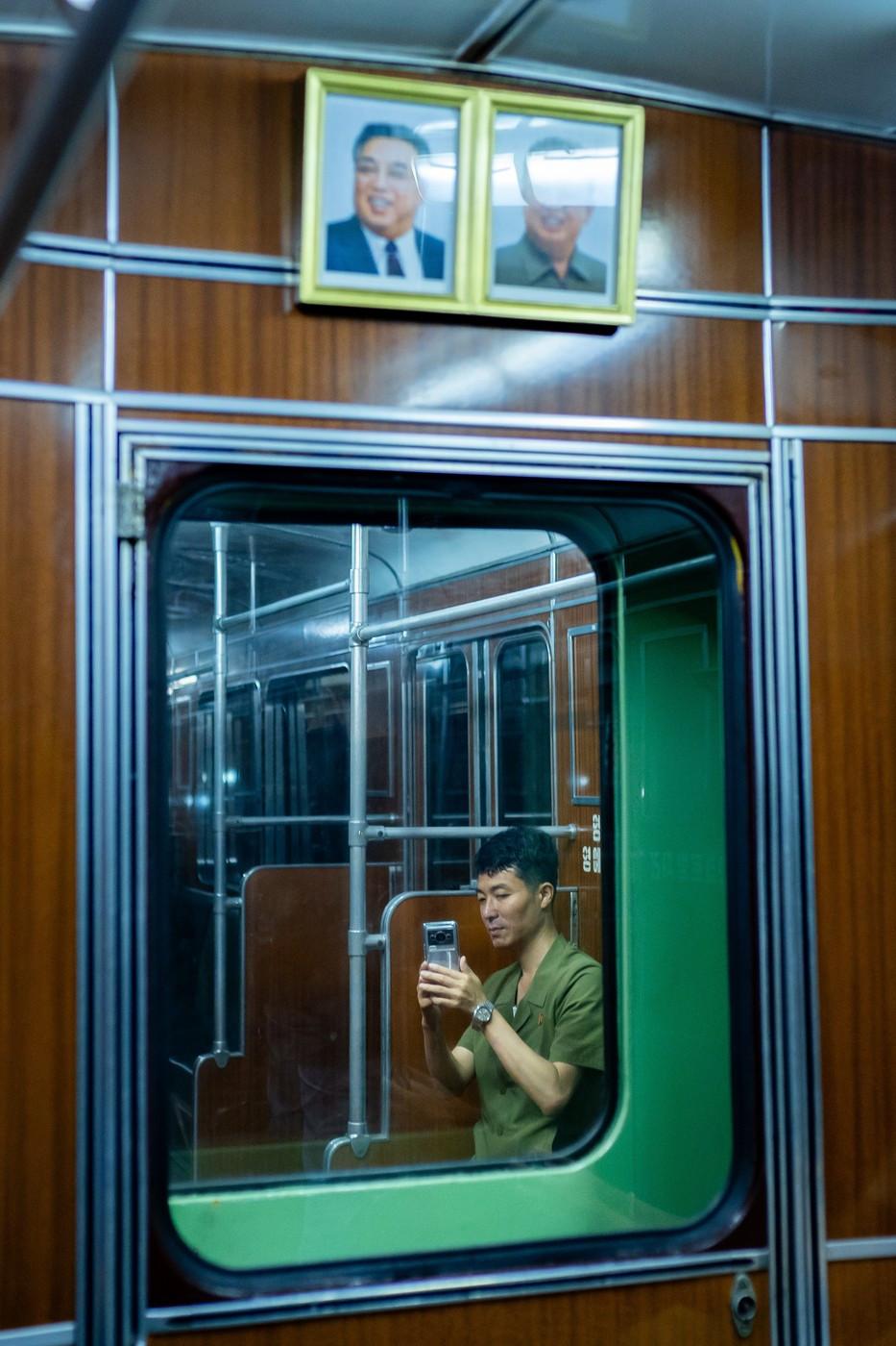 Noua fațadă lustruită a Coreei de Nord, cu aplicații mobile, plăți cu telefonul, UGG și un Starbucks fals 1002078