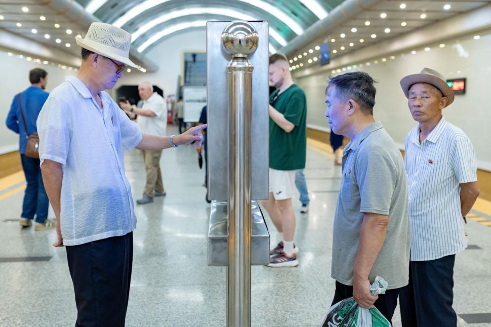 Noua fațadă lustruită a Coreei de Nord, cu aplicații mobile, plăți cu telefonul, UGG și un Starbucks fals 1002079