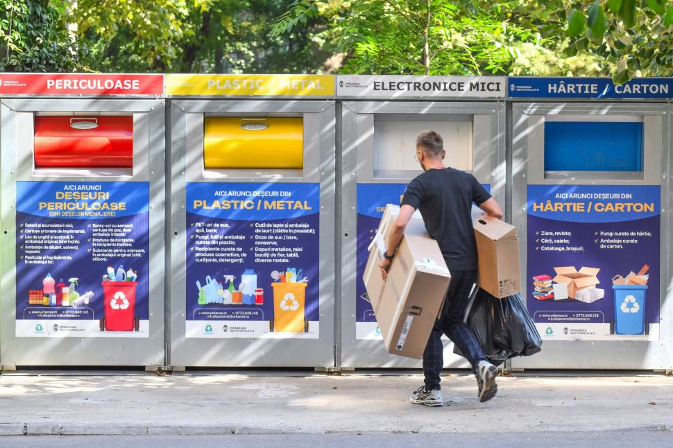 „Riști o amendă”: Unele tomberoane pentru reciclabile din București „vorbesc” cu oamenii și îi avertizează dacă încalcă regulile 1002134