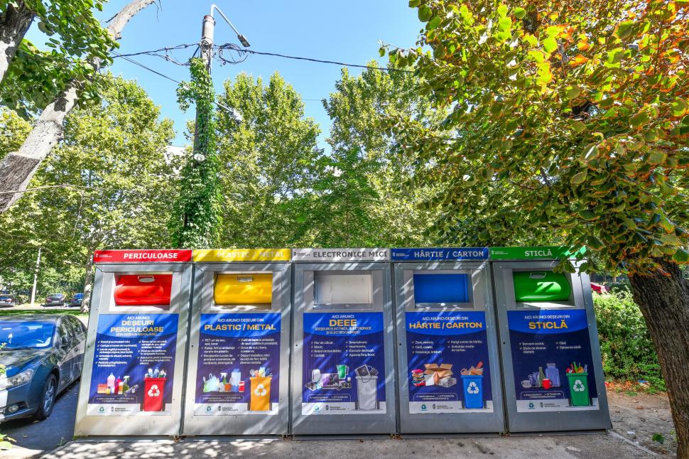 „Riști o amendă”: Unele tomberoane pentru reciclabile din București „vorbesc” cu oamenii și îi avertizează dacă încalcă regulile 1002136