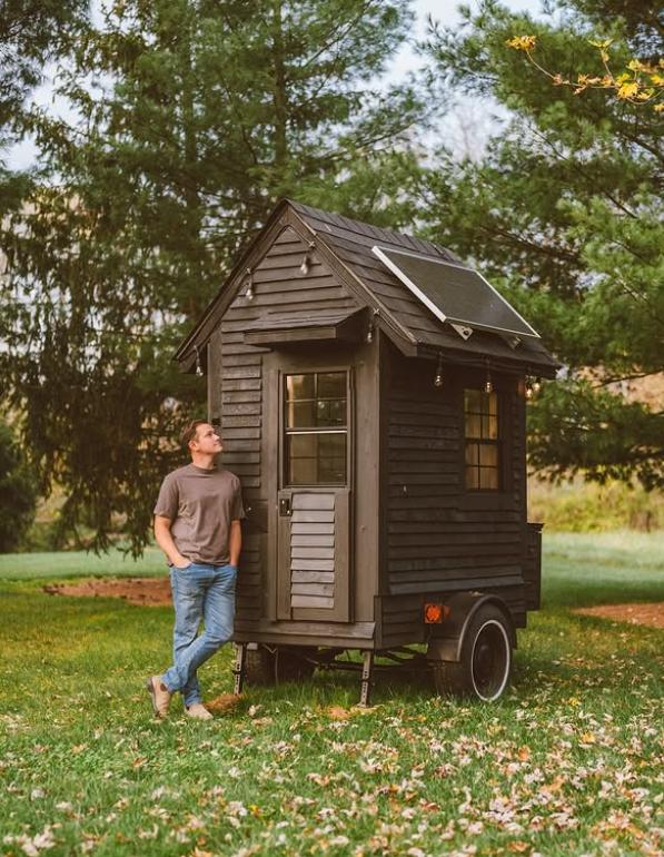 Un bărbat a construit o casă „de lux”, de 1,8 metri pătrați, cu dormitor și bucătărie. Cum arată în interior locuința cât un dulap 1002139