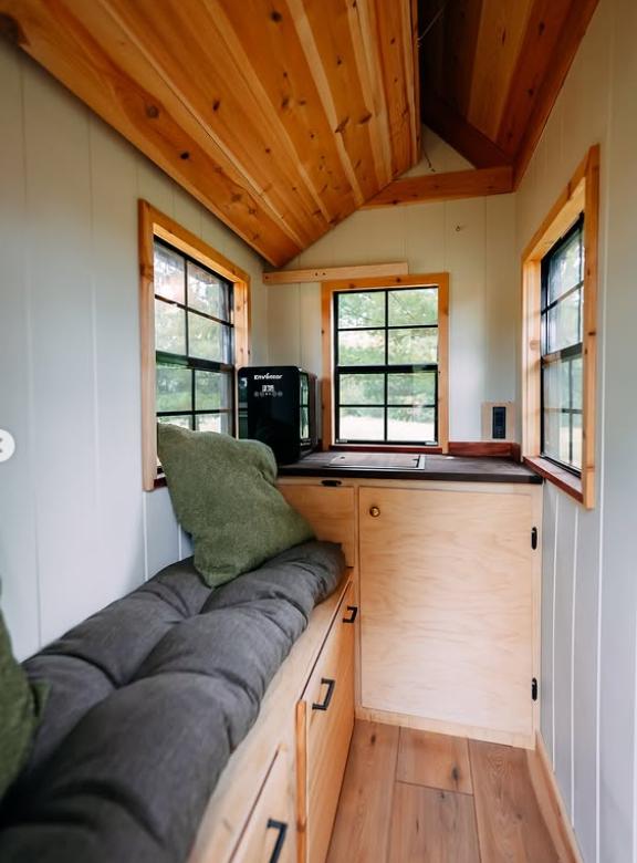 Un bărbat a construit o casă „de lux”, de 1,8 metri pătrați, cu dormitor și bucătărie. Cum arată în interior locuința cât un dulap 1002140