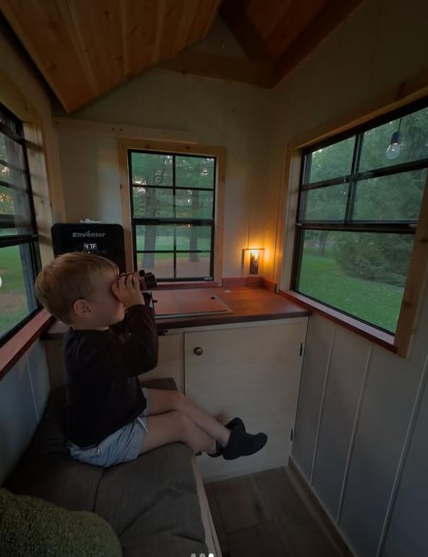 Un bărbat a construit o casă „de lux”, de 1,8 metri pătrați, cu dormitor și bucătărie. Cum arată în interior locuința cât un dulap 1002141