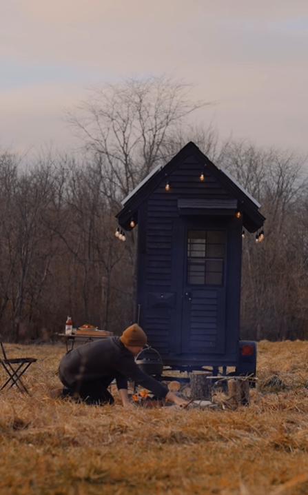 Un bărbat a construit o casă „de lux”, de 1,8 metri pătrați, cu dormitor și bucătărie. Cum arată în interior locuința cât un dulap 1002142