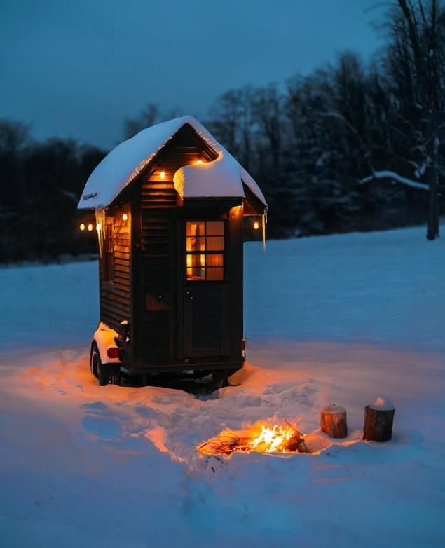 Un bărbat a construit o casă „de lux”, de 1,8 metri pătrați, cu dormitor și bucătărie. Cum arată în interior locuința cât un dulap 1002143