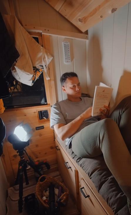 Un bărbat a construit o casă „de lux”, de 1,8 metri pătrați, cu dormitor și bucătărie. Cum arată în interior locuința cât un dulap 1002145