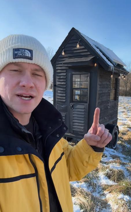 Un bărbat a construit o casă „de lux”, de 1,8 metri pătrați, cu dormitor și bucătărie. Cum arată în interior locuința cât un dulap 1002146