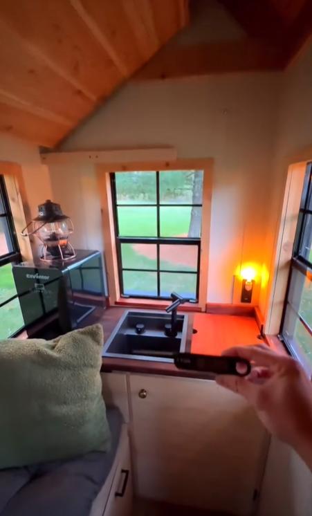 Un bărbat a construit o casă „de lux”, de 1,8 metri pătrați, cu dormitor și bucătărie. Cum arată în interior locuința cât un dulap 1002147