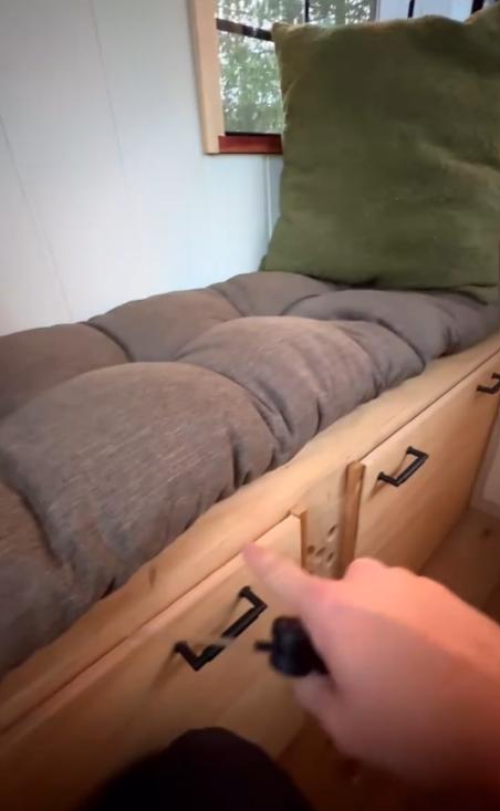 Un bărbat a construit o casă „de lux”, de 1,8 metri pătrați, cu dormitor și bucătărie. Cum arată în interior locuința cât un dulap 1002148