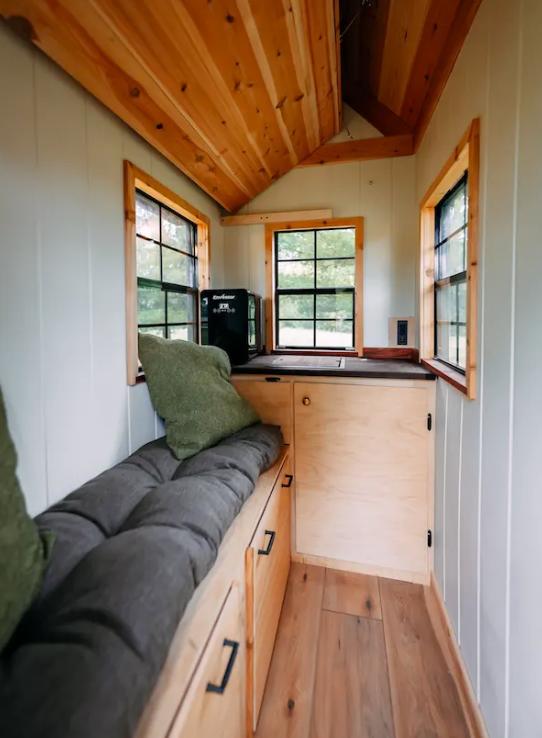 Un bărbat a construit o casă „de lux”, de 1,8 metri pătrați, cu dormitor și bucătărie. Cum arată în interior locuința cât un dulap 1002150