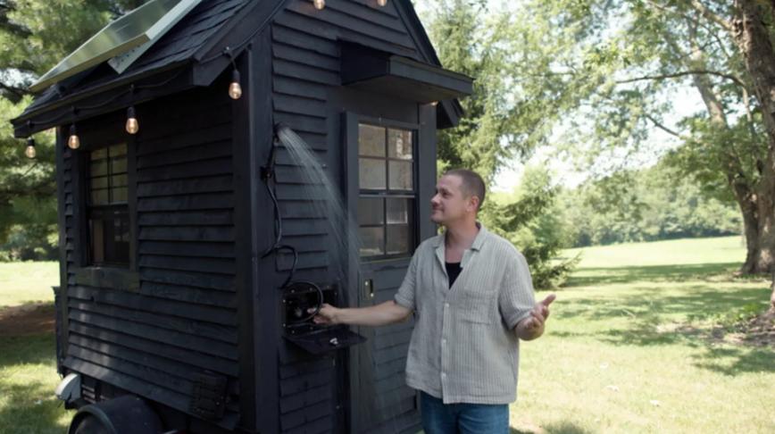 Un bărbat a construit o casă „de lux”, de 1,8 metri pătrați, cu dormitor și bucătărie. Cum arată în interior locuința cât un dulap 1002151