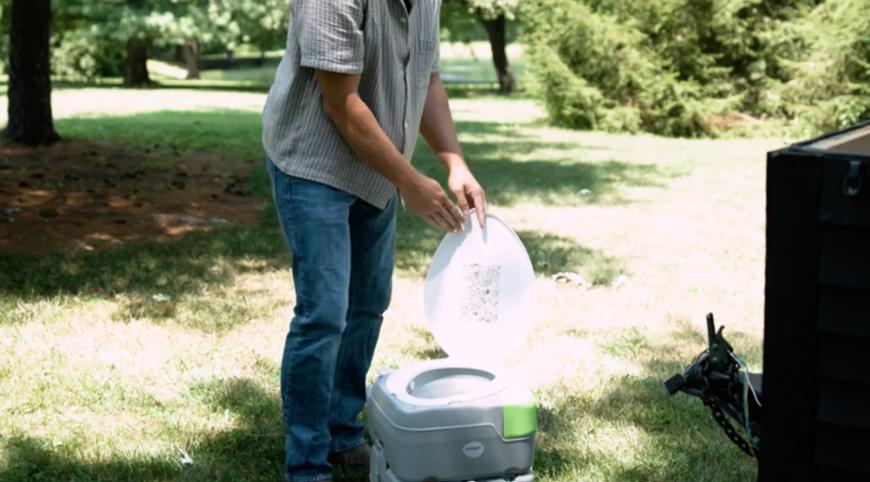 Un bărbat a construit o casă „de lux”, de 1,8 metri pătrați, cu dormitor și bucătărie. Cum arată în interior locuința cât un dulap 1002152