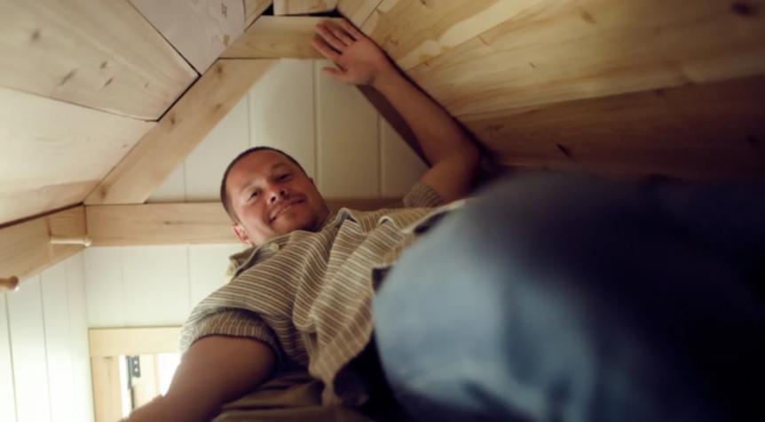 Un bărbat a construit o casă „de lux”, de 1,8 metri pătrați, cu dormitor și bucătărie. Cum arată în interior locuința cât un dulap 1002153