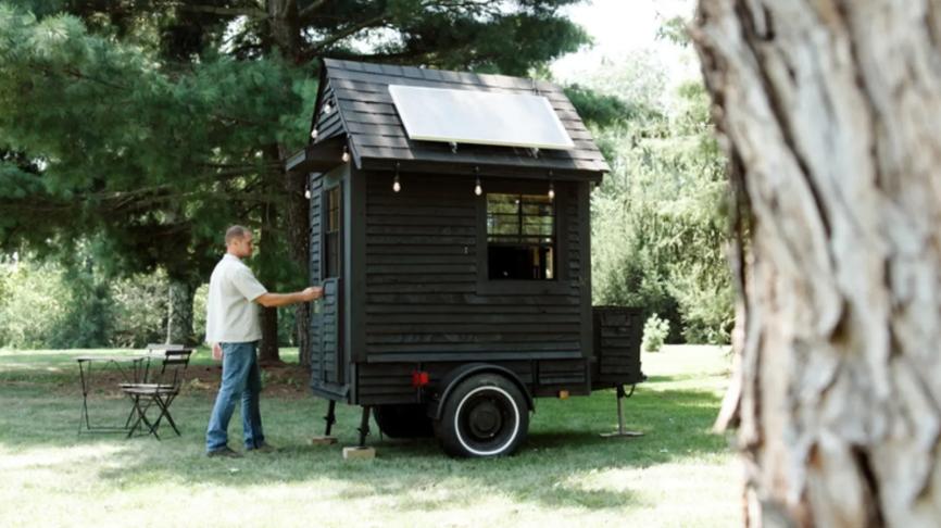 Un bărbat a construit o casă „de lux”, de 1,8 metri pătrați, cu dormitor și bucătărie. Cum arată în interior locuința cât un dulap 1002154