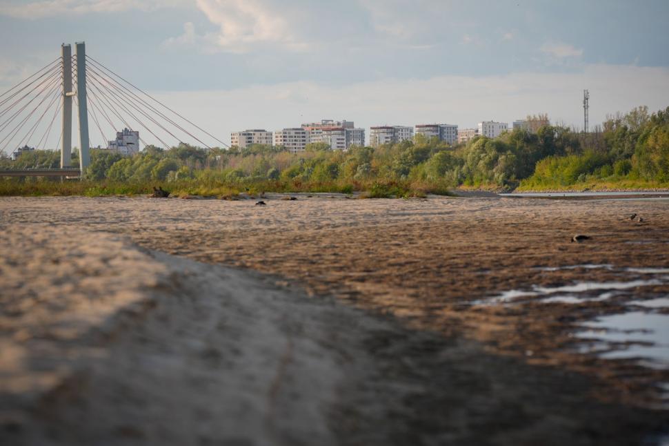 Imagini ca de film cu cel mai lung fluviu din Polonia care a dispărut aproape de tot. Acum, pe fundul albiei a început să iasă iarba 1002435