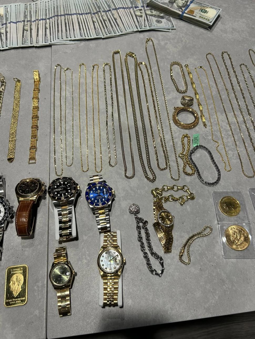 Român arestat în SUA după ce poliția a văzut la mâna fiului lui de 10 ani un Rolex de 40.000 $. Ce s-a aflat despre Marcu Rostaș  1002553