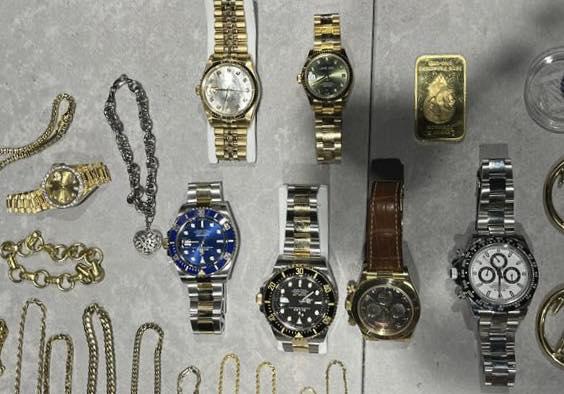 Român arestat în SUA după ce poliția a văzut la mâna fiului lui de 10 ani un Rolex de 40.000 $. Ce s-a aflat despre Marcu Rostaș  1002554