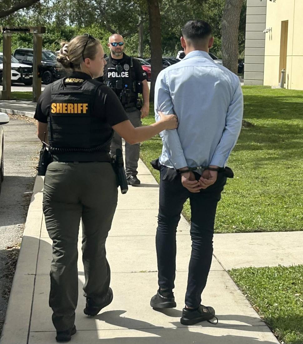 Român arestat în SUA după ce poliția a văzut la mâna fiului lui de 10 ani un Rolex de 40.000 $. Ce s-a aflat despre Marcu Rostaș  1002555