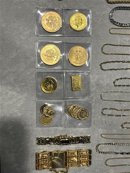 Român arestat în SUA după ce poliția a văzut la mâna fiului lui de 10 ani un Rolex de 40.000 $. Ce s-a aflat despre Marcu Rostaș  1002557