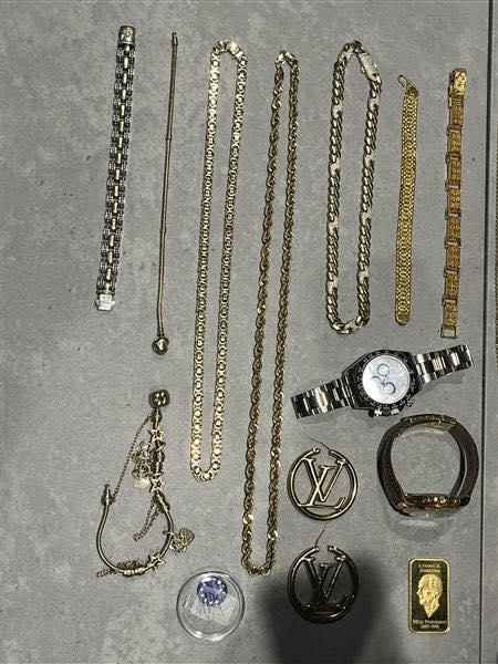 Român arestat în SUA după ce poliția a văzut la mâna fiului lui de 10 ani un Rolex de 40.000 $. Ce s-a aflat despre Marcu Rostaș  1002558