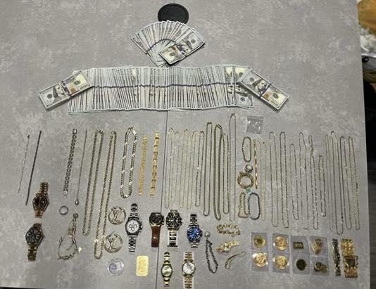 Român arestat în SUA după ce poliția a văzut la mâna fiului lui de 10 ani un Rolex de 40.000 $. Ce s-a aflat despre Marcu Rostaș  1002559