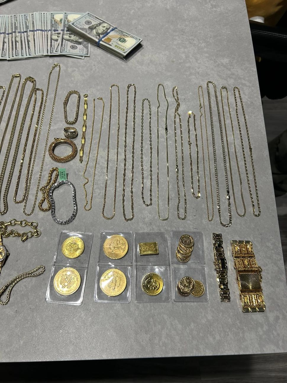 Român arestat în SUA după ce poliția a văzut la mâna fiului lui de 10 ani un Rolex de 40.000 $. Ce s-a aflat despre Marcu Rostaș  1002560