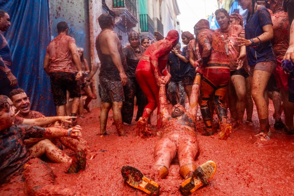 Zeci de mii de oameni din întreaga lume s-au bătut cu roșii în Spania. Imagini spectaculoase de la celebrul festival La Tomatina 2025 1002367