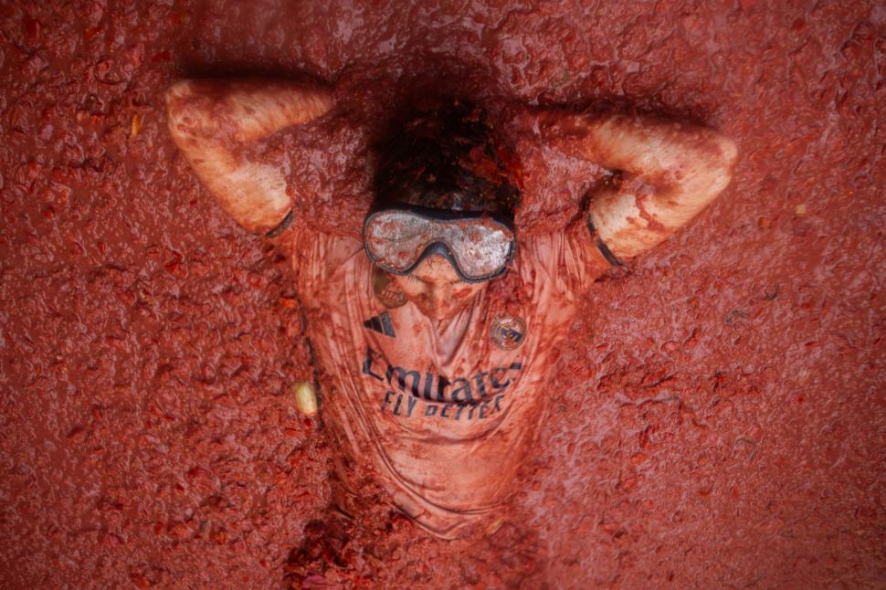 Zeci de mii de oameni din întreaga lume s-au bătut cu roșii în Spania. Imagini spectaculoase de la celebrul festival La Tomatina 2025 1002368